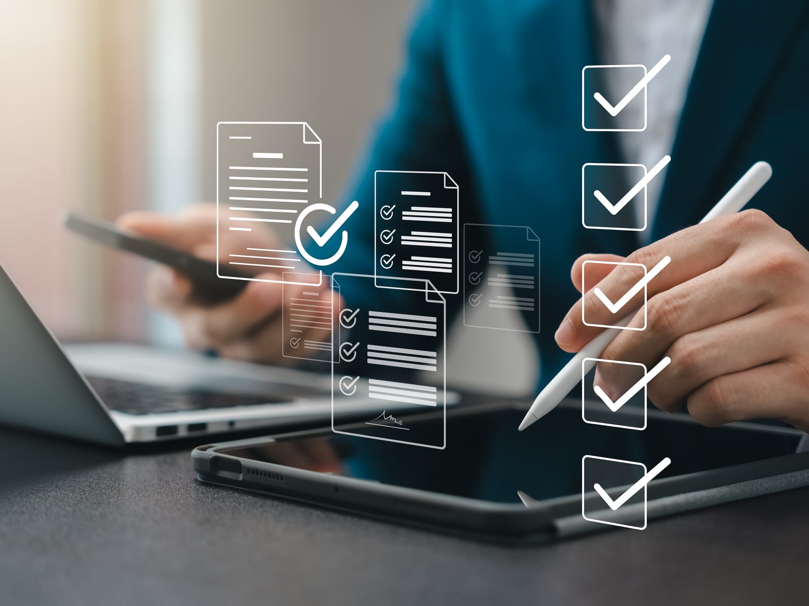 Person arbeitet an einer digitalen Checkliste am Laptop