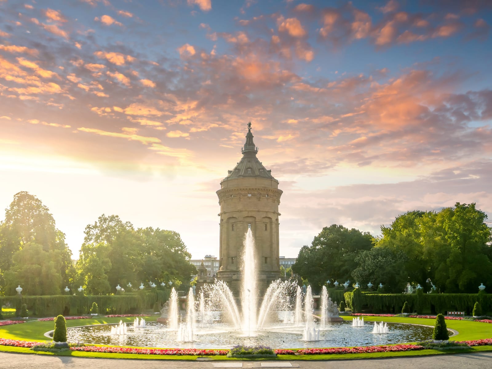 Der Mannheimer Wasserturm bei Sonnenuntergang