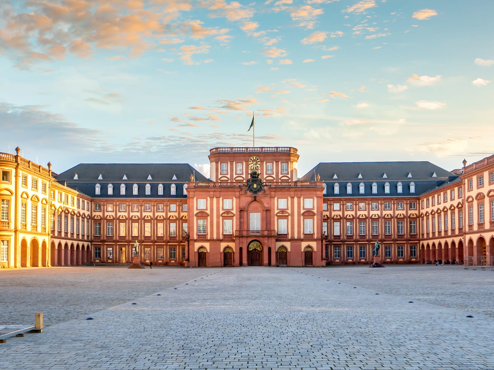 Das Mannheimer Schloss in der Abenddämmerung